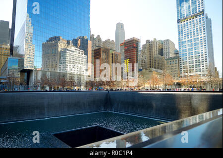 NEW YORK - 21. MÄRZ 2015: Der Süden Pool der Nationalen September 11 Memorial angrenzend an das One World Trade Center in Manhattan, New York City, Stockfoto