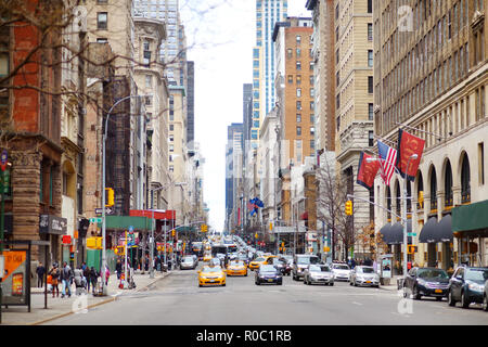 NEW YORK - 16. MÄRZ 2015: Gelbe Taxis und Menschen hetzen auf belebten Straßen von Downtown Manhattan. Taxis mit ihren unverwechselbaren gelben Farbe sind Stockfoto