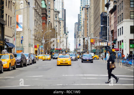 NEW YORK - 16. MÄRZ 2015: Gelbe Taxis und Menschen hetzen auf belebten Straßen von Downtown Manhattan. Taxis mit ihren unverwechselbaren gelben Farbe sind Stockfoto