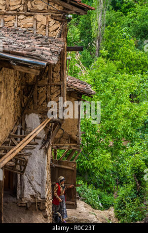 Iznik, Türkei, 10. Mai 2012: Die Frau, die sich aus einem traditionellen Haus im Dorf Tacir. Stockfoto