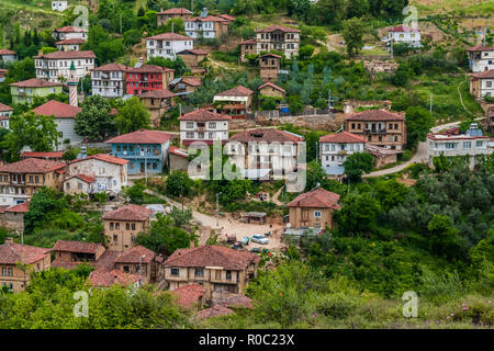 Iznik, Türkei, 10. Mai 2012: Omerli Dorf, umgeben von Ackerland umgeben. Stockfoto