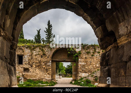 Iznik, Türkei, 10. Mai 2012: Lefkey Tor, Teil der römisch-byzantinischen Befestigungsanlagen İznik. Stockfoto