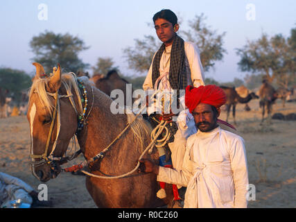 Zwei Männer, die zu der Rebari Kaste. So beteiligen sie sich an einer Messe, wo Sie verkaufen und Ihre eigenen Tiere kaufen (Indien)
