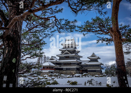 Schloß Matsumoto, auch bekannt als die "Crow Schloss 'japanische Nataional Zahlenfreunde ist. Schloß Matsumoto ist ein Flatland schloss im Jahr 1593 erbaut, ist es eines der Stockfoto