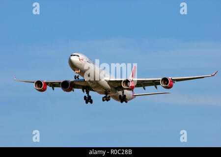 Virgin Atlantic Airways Airbus A 340-642 Landung am Flughafen London Heathrow. Stockfoto