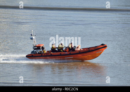 Gravesend RNLI Lifeboat B-810 bei einer Rettungsaktion an der Themse im Osten von London beteiligt Stockfoto