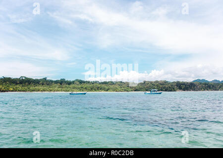 Zwei blaue Fischerboote aus dem jungley Karibischen Küste von Cahuita, Costa Rica Stockfoto