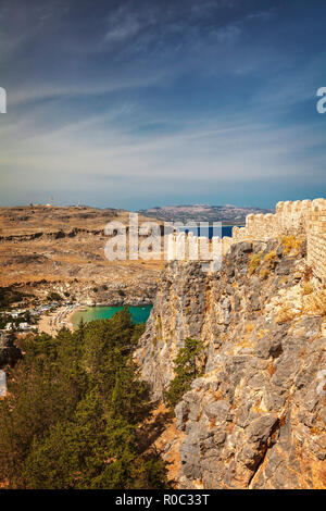 Dorf Lindos mit Festung auf dem Hügel. Rhodos, Griechenland. Stockfoto