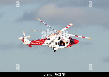 Küstenwache Rettungshubschrauber im Rahmen einer Such- und Rettungsaktion über die Themse in East London Stockfoto