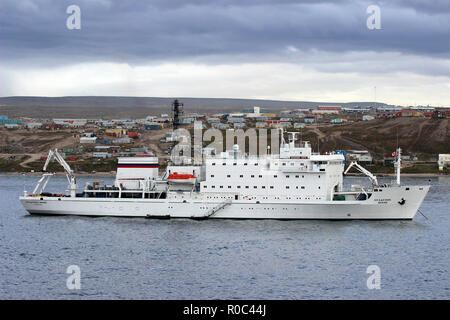 Akademik Ioffe, aka One Ocean Navigator, ein Eis gestärkt Expedition Cruise Ship in Pond Inlet, Baffin Island, Kanada günstig Stockfoto