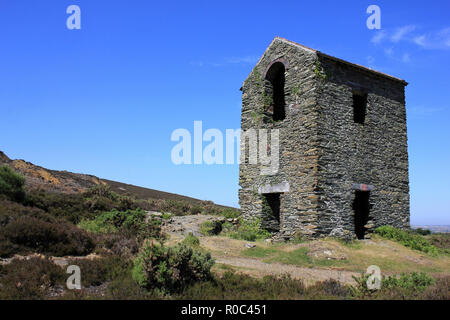 Ruinen des Pearl Welle Motor Pumpenhaus, Parys Mountain Mine, Anglesey, Großbritannien Stockfoto