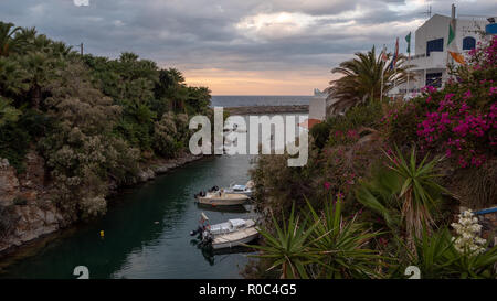 Ein Blick auf den Sonnenuntergang von Sissi Hafen. Sissi ist eine kleine Stadt im Nordosten von Kreta, eine der griechischen Inseln. Stockfoto