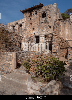 Verlassene Gebäude auf der Insel Spinalonga, die Historische verlassene Kolonie für Leprakranke in NE Kreta Stockfoto