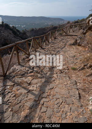Berg Weg, der nach dem bekannten Milatos Cave NE Kreta, Griechenland. Stockfoto
