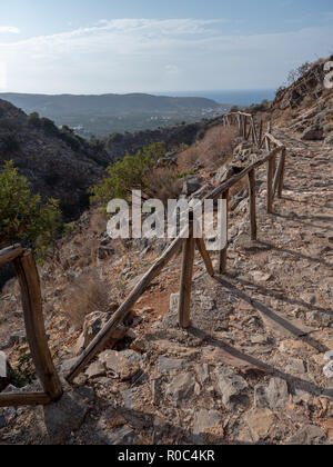 Berg Weg, der nach dem bekannten Milatos Cave NE Kreta, Griechenland. Stockfoto