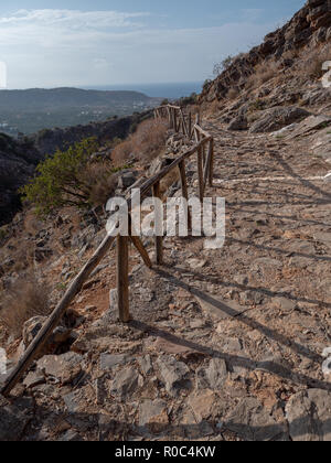 Berg Weg, der nach dem bekannten Milatos Cave NE Kreta, Griechenland. Stockfoto