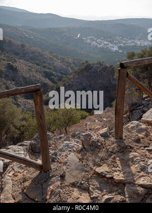 Berg Weg, der nach dem bekannten Milatos Cave NE Kreta, Griechenland. Stockfoto