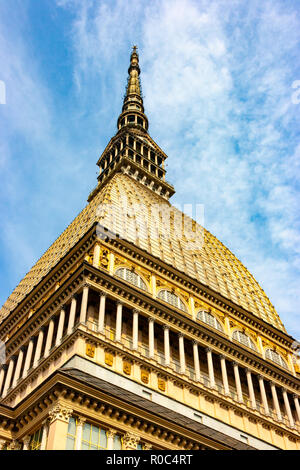 Low Angle vertikale Ansicht von Mole Antonelliana, Turin, Piemont, Italien Stockfoto