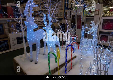 Weihnachten beleuchtete Rentier auf Display Stockfoto