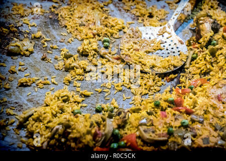 Reste der Spanische Paella in einem Wok, konzeptionelle Bild Stockfoto