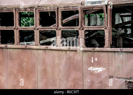 Rusty aufgegeben und zerstört Straßenbahn-Wagen. An der Schrott dump. Stockfoto