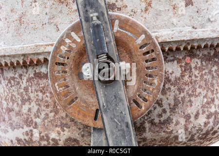 Die Drehzahlen der Mechanismus der Betonmischer close-up. Stockfoto