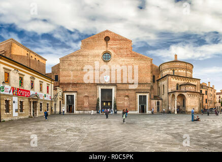 PADUA, ITALIEN - 28. April: Panoramablick mit der Fassade der römisch-katholischen Kirche und des katholischen Gottesdienstes in Padua, Italien, wie auf Stockfoto