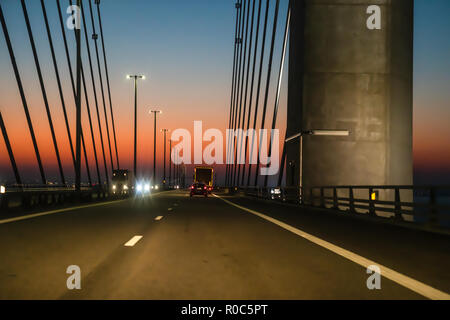 Die oeresund Brücke zwischen Schweden und Dänemark während der Überfahrt mit dem Auto bei Sonnenaufgang Stockfoto