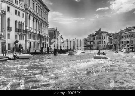 Venedig, Italien - 29. April: Malerische Architektur entlang des Canale Grande im Stadtteil San Marco von Venedig, Italien, 29. April 2018 Stockfoto