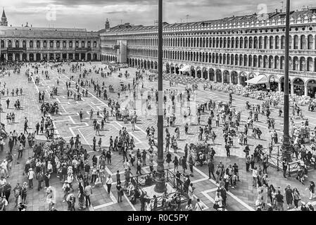 Venedig, Italien - 29. April: Luftaufnahme von Touristen, die in der berühmten Piazza San Marco (St. Mark's Square), sozialen, religiösen und politischen Zentrum von Stockfoto