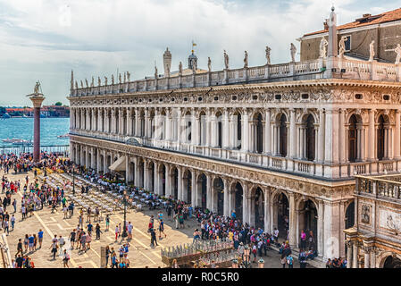 Venedig, Italien - 29. April: Luftaufnahme von Touristen, die in der berühmten Piazza San Marco (St. Mark's Square), sozialen, religiösen und politischen Zentrum von Stockfoto