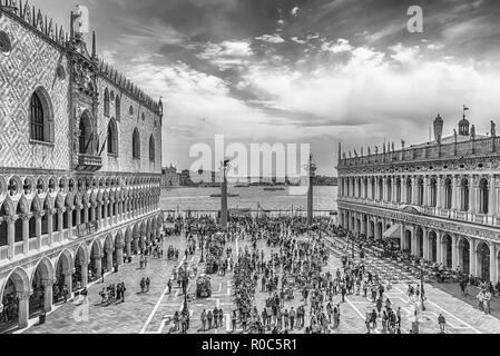 Venedig, Italien - 29. April: Luftaufnahme von Touristen, die in der berühmten Piazza San Marco (St. Mark's Square), sozialen, religiösen und politischen Zentrum von Stockfoto