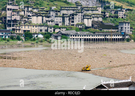 FURONG, Hunan, China, 10. JULI 2018: Kunststoff und andere Abfälle, die durch einen Schwall in der Sie Fluss gefangen ist, die für die Wiederaufarbeitung entfernt. Stockfoto