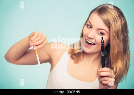 Hübsches Mädchen Rauchen normal und elektronische Zigarette. Süchtig Nikotin Probleme in jungen Jahren. Sucht-Konzept. Stockfoto