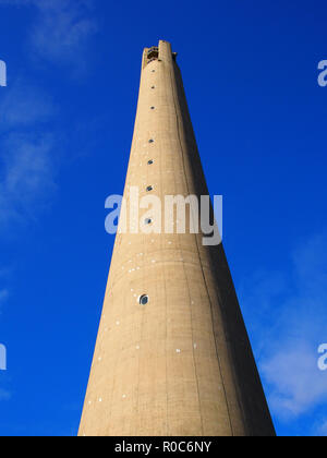 Ansicht der Nationalen Tower (Express Tower), Northampton, vor einem blauen sonnigen Himmel genommen Stockfoto