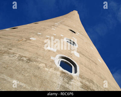 Ansicht der Nationalen Tower (Express Tower), Northampton, vor einem blauen sonnigen Himmel genommen Stockfoto