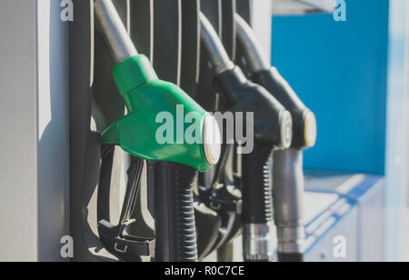 Drei Düsen auf Tankstelle tanken. Stockfoto