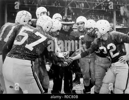 Fußballmannschaft in Unordnung, auf dem der Film "Der Mann, der kam zurück", Twentieth Century Fox, 1951 Stockfoto