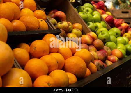 Orangen und Äpfel zum Verkauf an ein Lebensmittelgeschäft in der London Borough Market Stall Stockfoto