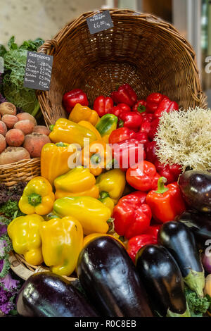 Ein Korb mit Paprika im Londoner Borough Market Stockfoto