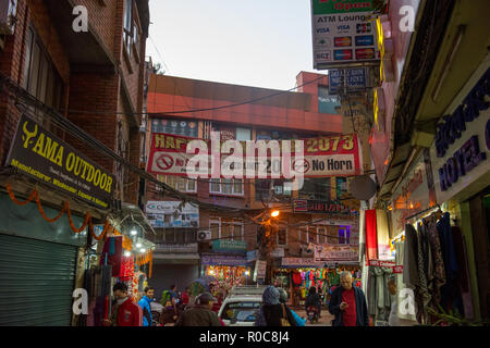 Street Scene außerhalb Swayambunath Stupa Monkey Tempel Nepal, Kathmandu Stockfoto