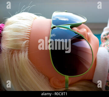 GOMEL, BELARUS - 18. AUGUST 2018: JeeVice Sonnenbrille. In Italien mit hochwertigen Materialien und viel Liebe zum Detail hergestellt. Stockfoto