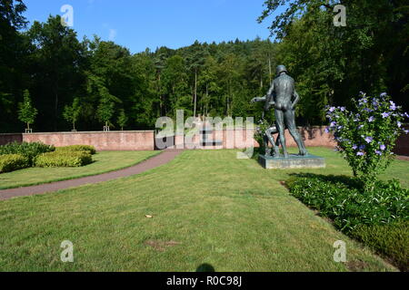 Ww 2 Ehrenfriedhof in Reimsbach ist ein Soldatenfriedhof, an den Ausläufern des Hunsrücks hohen Wald auf dem Land Saarland im Sommer entfernt Stockfoto