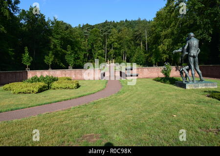 Ww 2 Ehrenfriedhof in Reimsbach ist ein Soldatenfriedhof, an den Ausläufern des Hunsrücks hohen Wald auf dem Land Saarland im Sommer entfernt Stockfoto