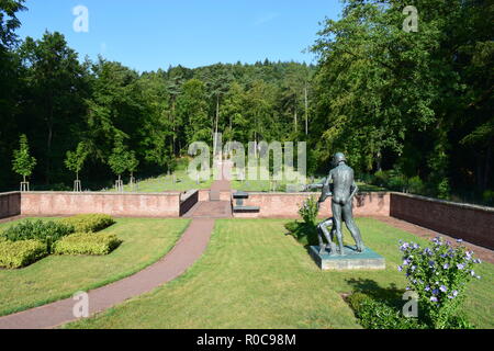 Ww 2 Ehrenfriedhof in Reimsbach ist ein Soldatenfriedhof, an den Ausläufern des Hunsrücks hohen Wald auf dem Land Saarland im Sommer entfernt Stockfoto