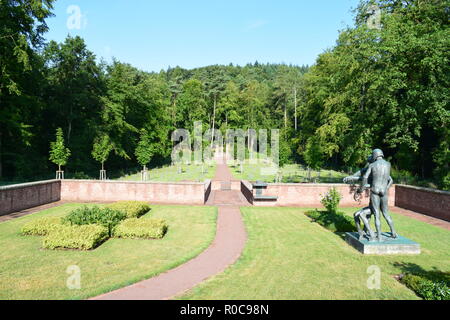 Ww 2 Ehrenfriedhof in Reimsbach ist ein Soldatenfriedhof, an den Ausläufern des Hunsrücks hohen Wald auf dem Land Saarland im Sommer entfernt Stockfoto