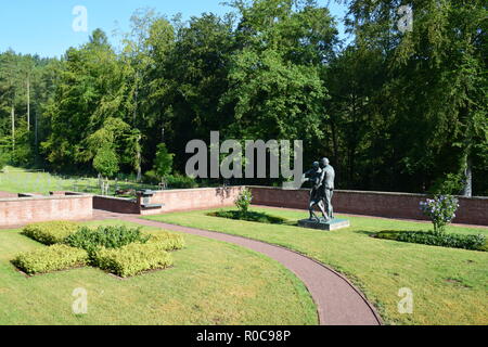 Ww 2 Ehrenfriedhof in Reimsbach ist ein Soldatenfriedhof, an den Ausläufern des Hunsrücks hohen Wald auf dem Land Saarland im Sommer entfernt Stockfoto