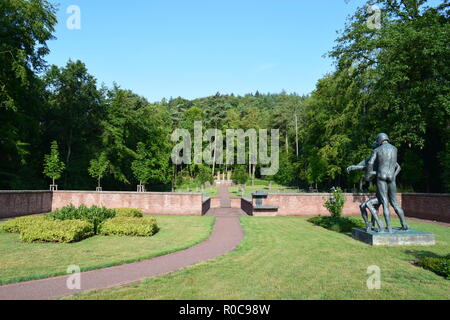 Ww 2 Ehrenfriedhof in Reimsbach ist ein Soldatenfriedhof, an den Ausläufern des Hunsrücks hohen Wald auf dem Land Saarland im Sommer entfernt Stockfoto