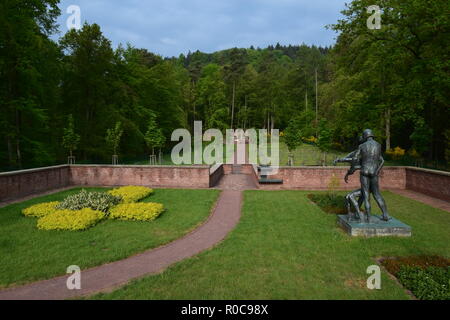 Ww 2 Ehrenfriedhof in Reimsbach ist ein Soldatenfriedhof, an den Ausläufern des Hunsrücks hohen Wald auf dem Land Saarland im Sommer entfernt Stockfoto