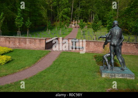 Ww 2 Ehrenfriedhof in Reimsbach ist ein Soldatenfriedhof, an den Ausläufern des Hunsrücks hohen Wald auf dem Land Saarland im Sommer entfernt Stockfoto